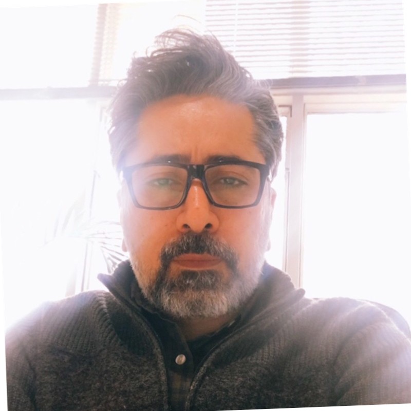 پویا نیکنام